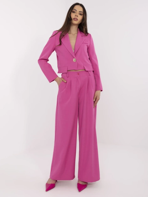 Fuksjowy damski garnitur z krótką marynarką