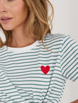 Weiß-khaki T-Shirt mit Herzstickerei.