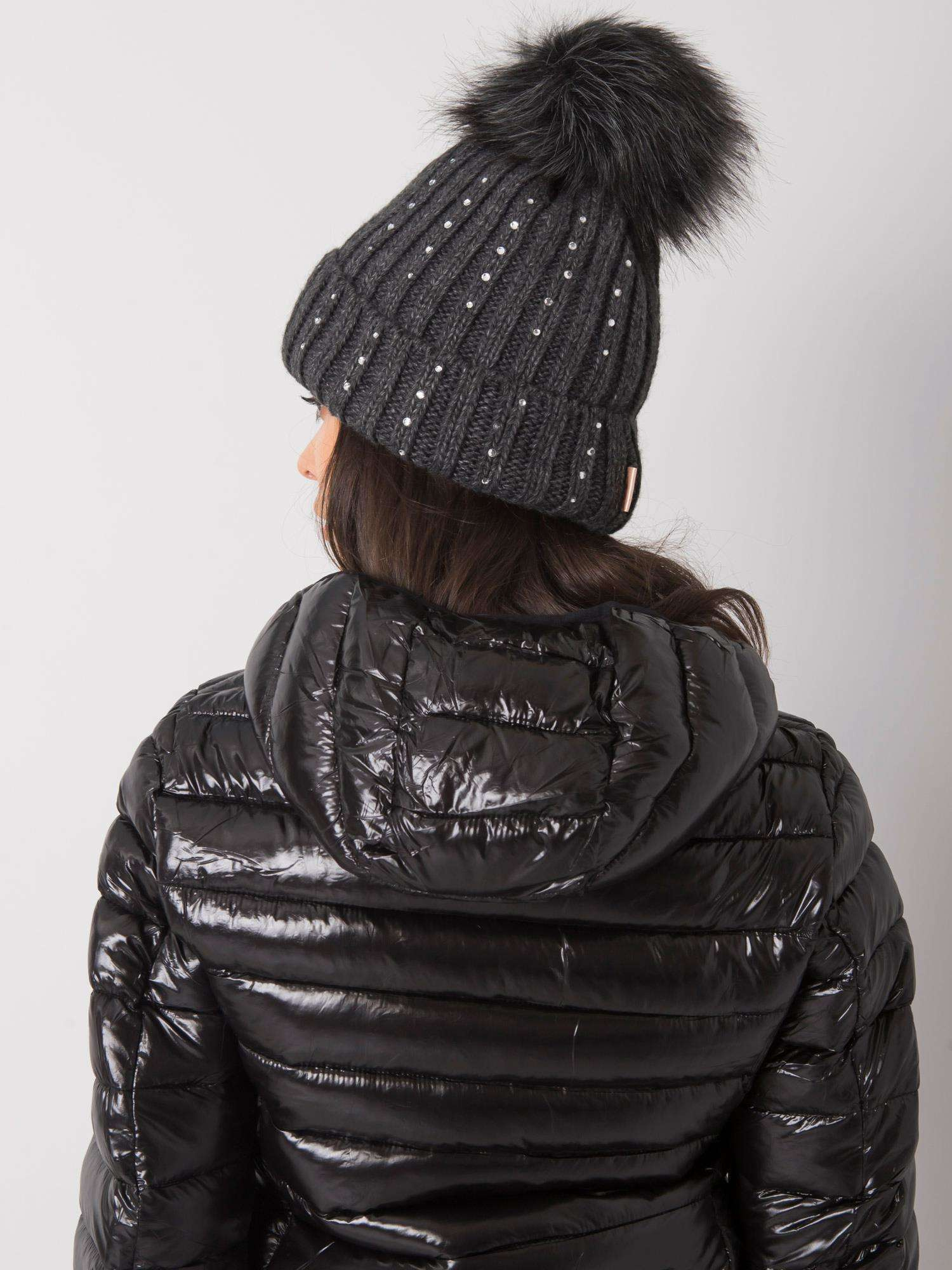Dunkelgraue Wintermütze mit Applikation.