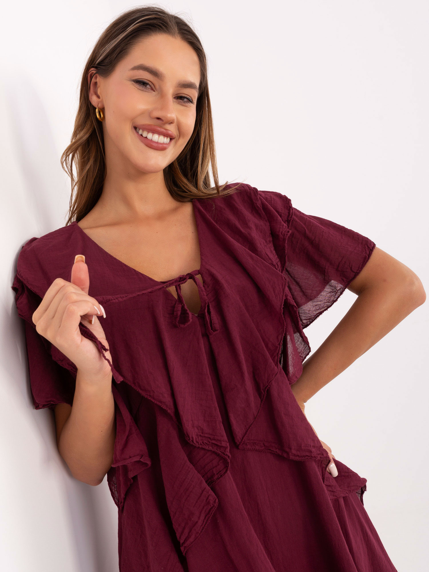 Bordeauxfarbendes, lockeres Sommerkleid.
