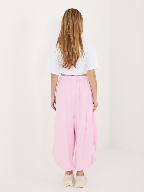 Jasnoróżowe damskie spodnie alladynki z sztruksu