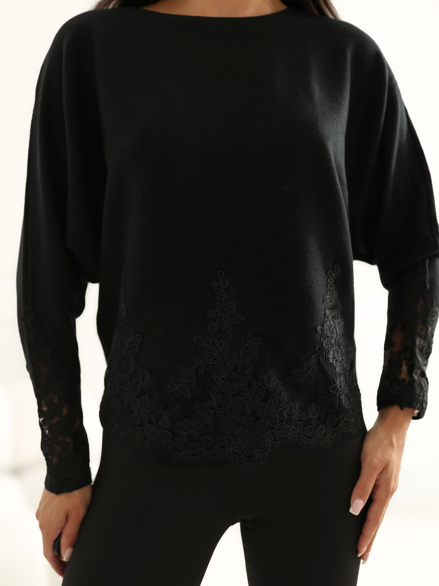 Schwarzer eleganter Pullover im Fledermauschnitt.