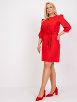 Czerwona brokatowa sukienka plus size z paskiem 