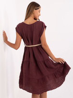 Bordeaux-farbenes Sommerkleid mit Rüsche.