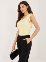 Jasnożółty prążkowany top z koronką