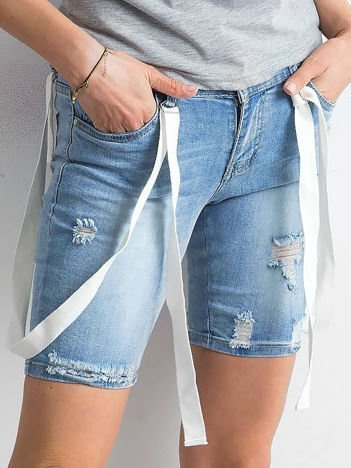 Blaue Damen-Shorts mit Abnutzungen.