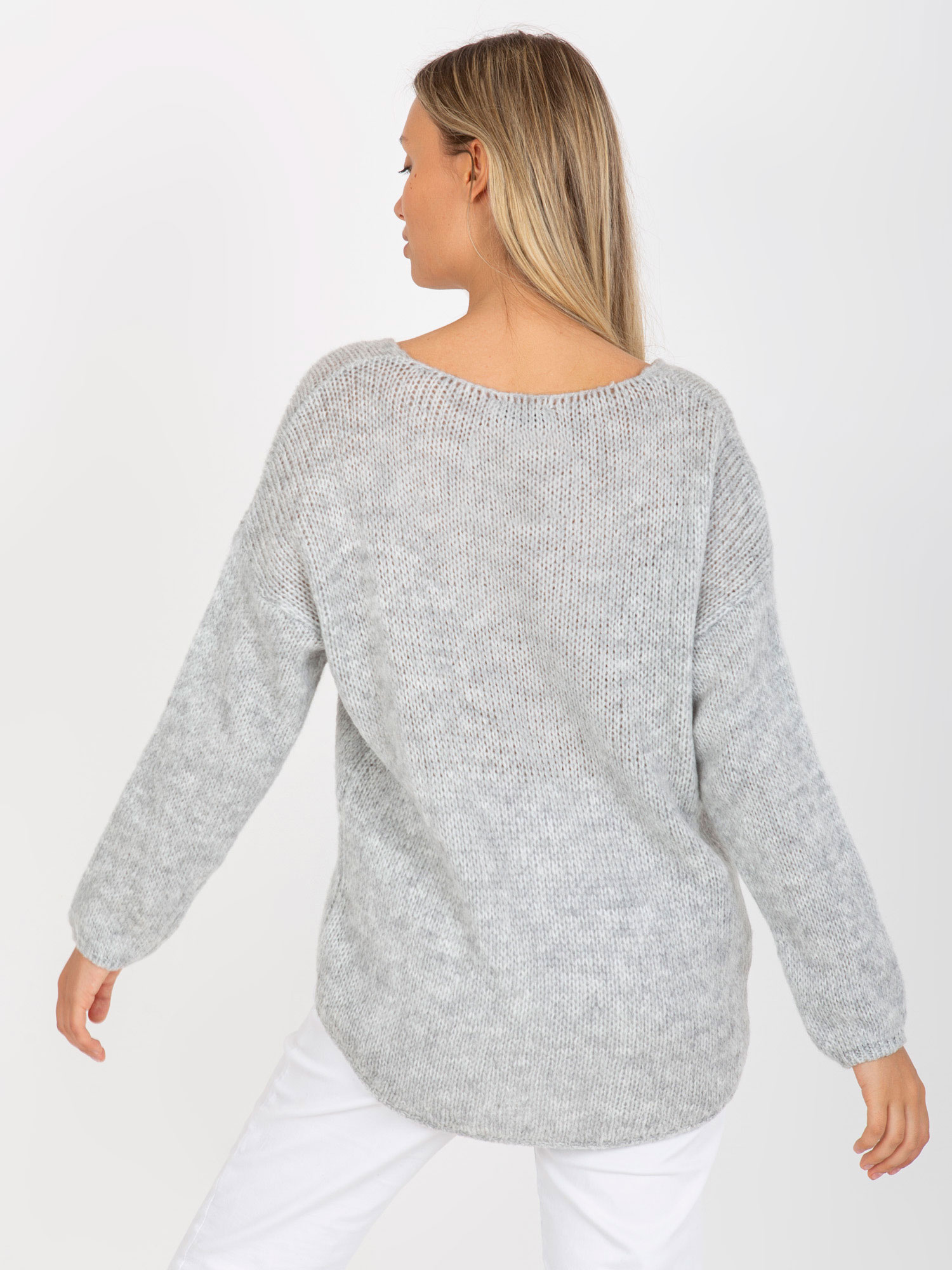 Szary sweter oversize z dekoltem w serek OCH BELLA