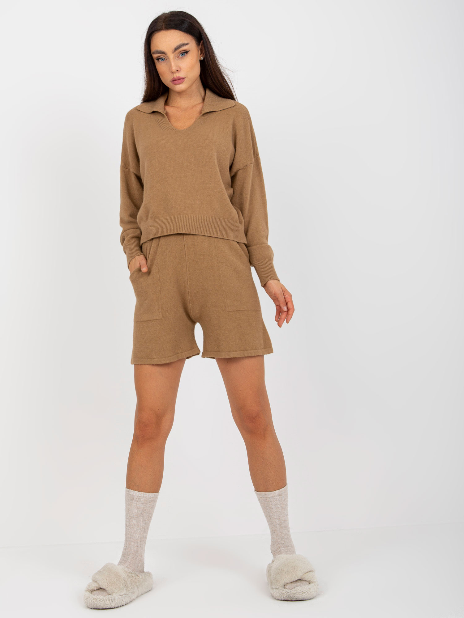 Camelowy dwuczęściowy komplet casualowy z dzianiny