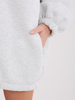 Jasnoszara dresowa sukienka z gumką na dole