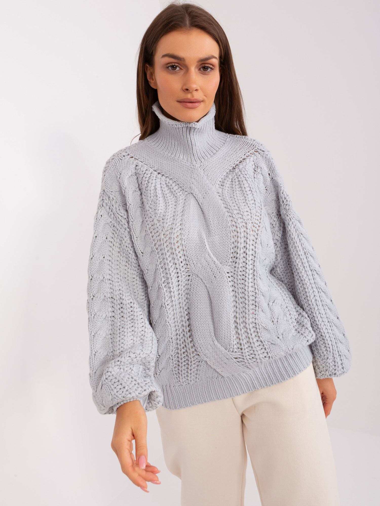 Szary damski sweter oversize z golfem