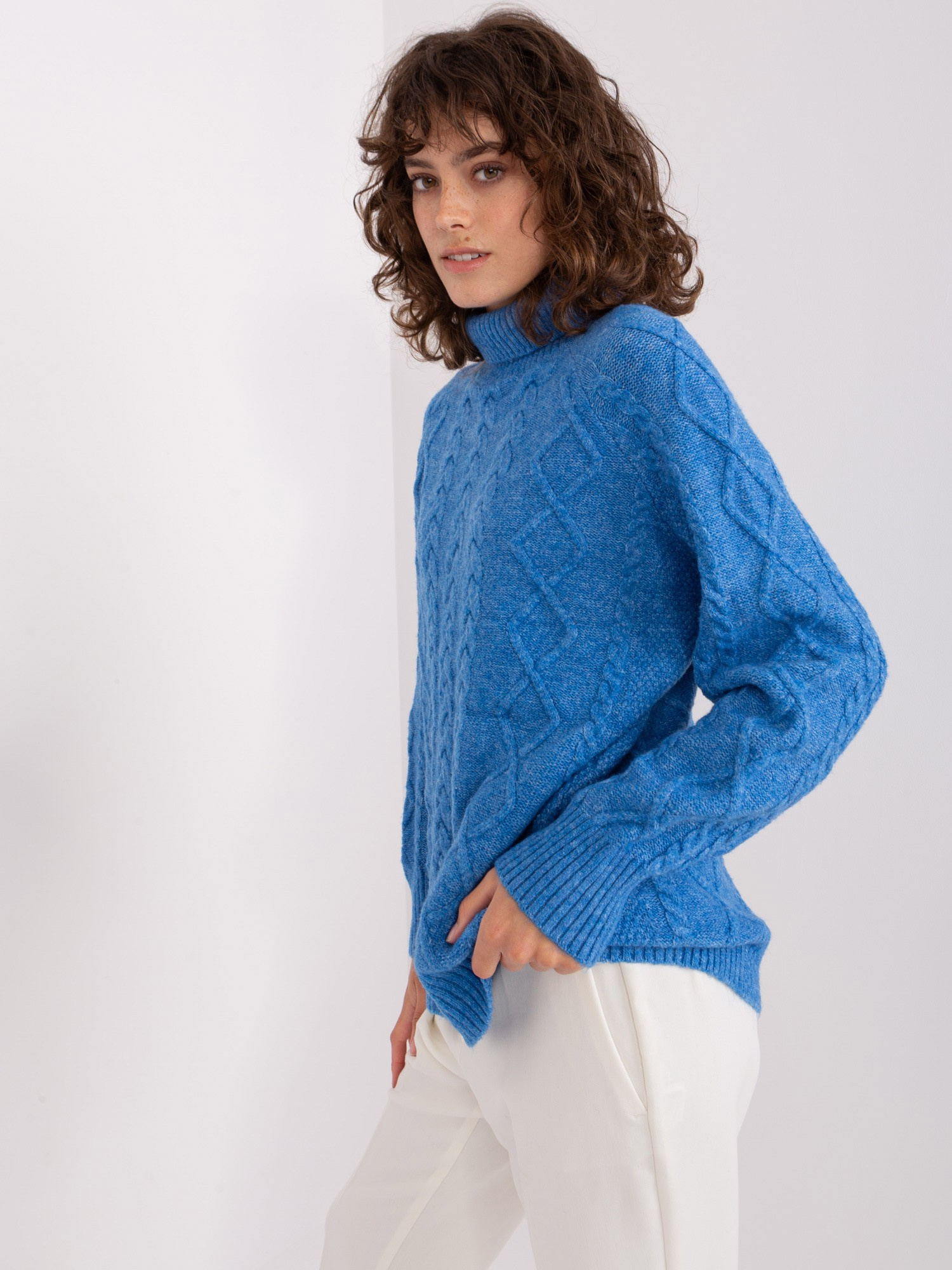 Niebieski sweter z warkoczami o kroju oversize