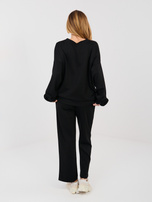 Czarny dresowy komplet z ozdobnymi różami