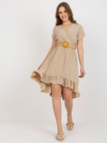 Beige Kleid mit Rüsche und Gürtel.