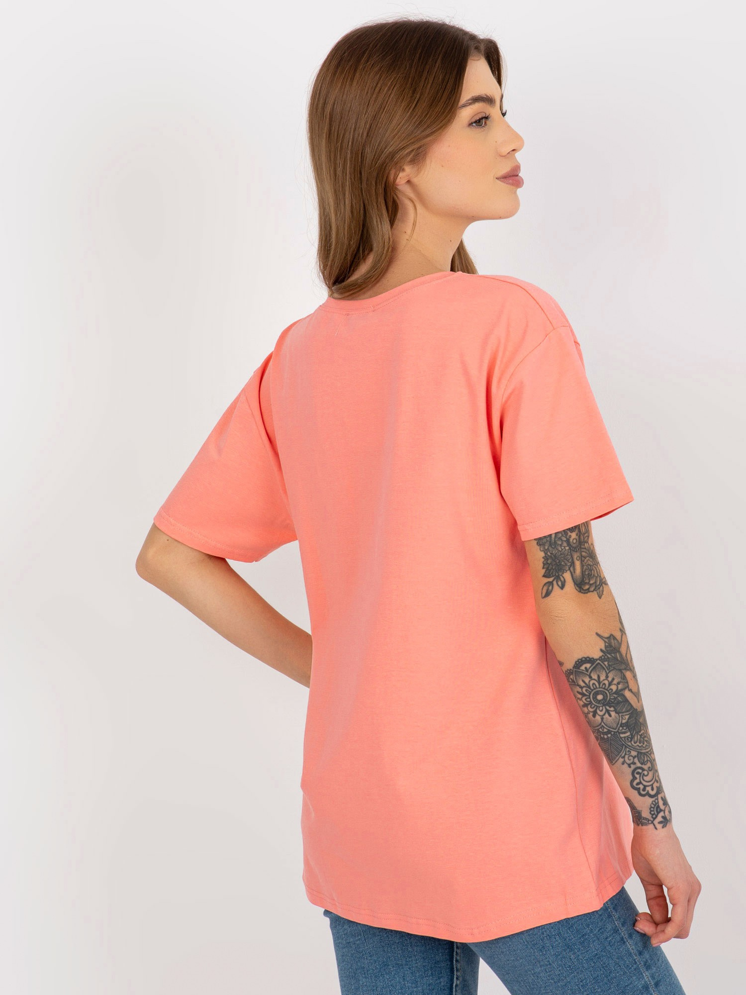 Brzoskwiniowy luźny damski t-shirt z napisem