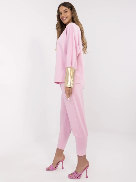 Jasnoróżowy komplet ze złotymi wstawkami