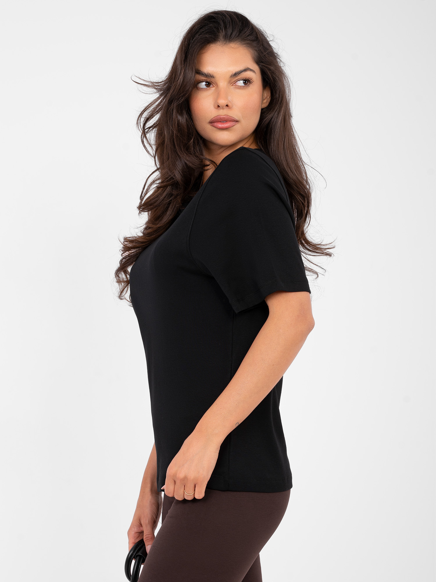 Black basic t-shirt in solid color RUE PARIS.