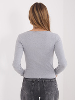 Jasnoszara bluzka basic z guzikami przy dekolcie 