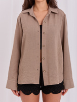 Beige Damenbluse mit längerem Rücken.