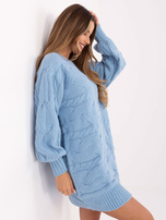 Hellesblaues Strickkleid im Oversize-Stil.
