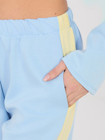 Jasnoniebieskie dresowe spodnie z miękkiego materiału RUE PARIS 