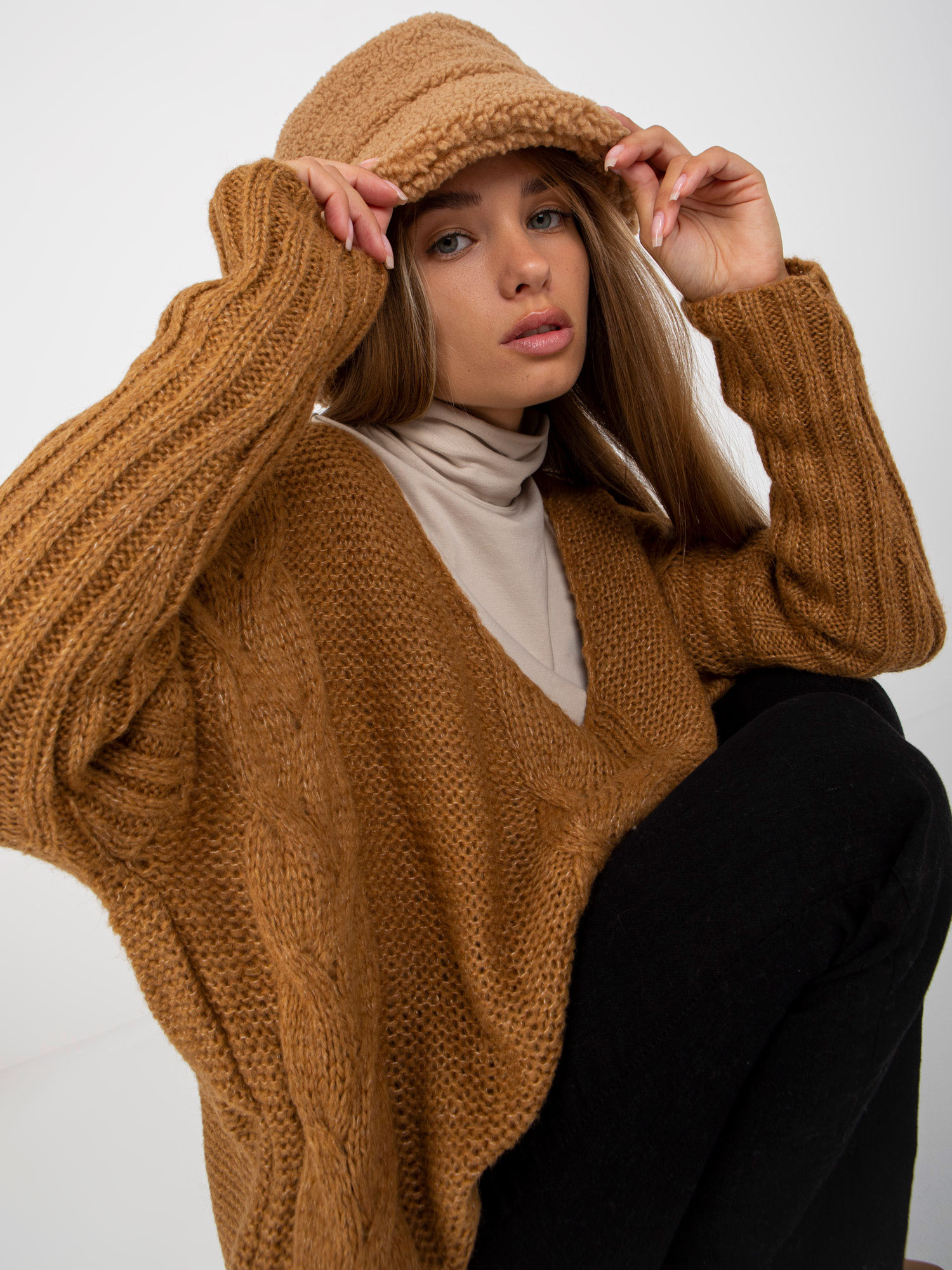 Camelowy sweter oversize z warkoczami OCH BELLA