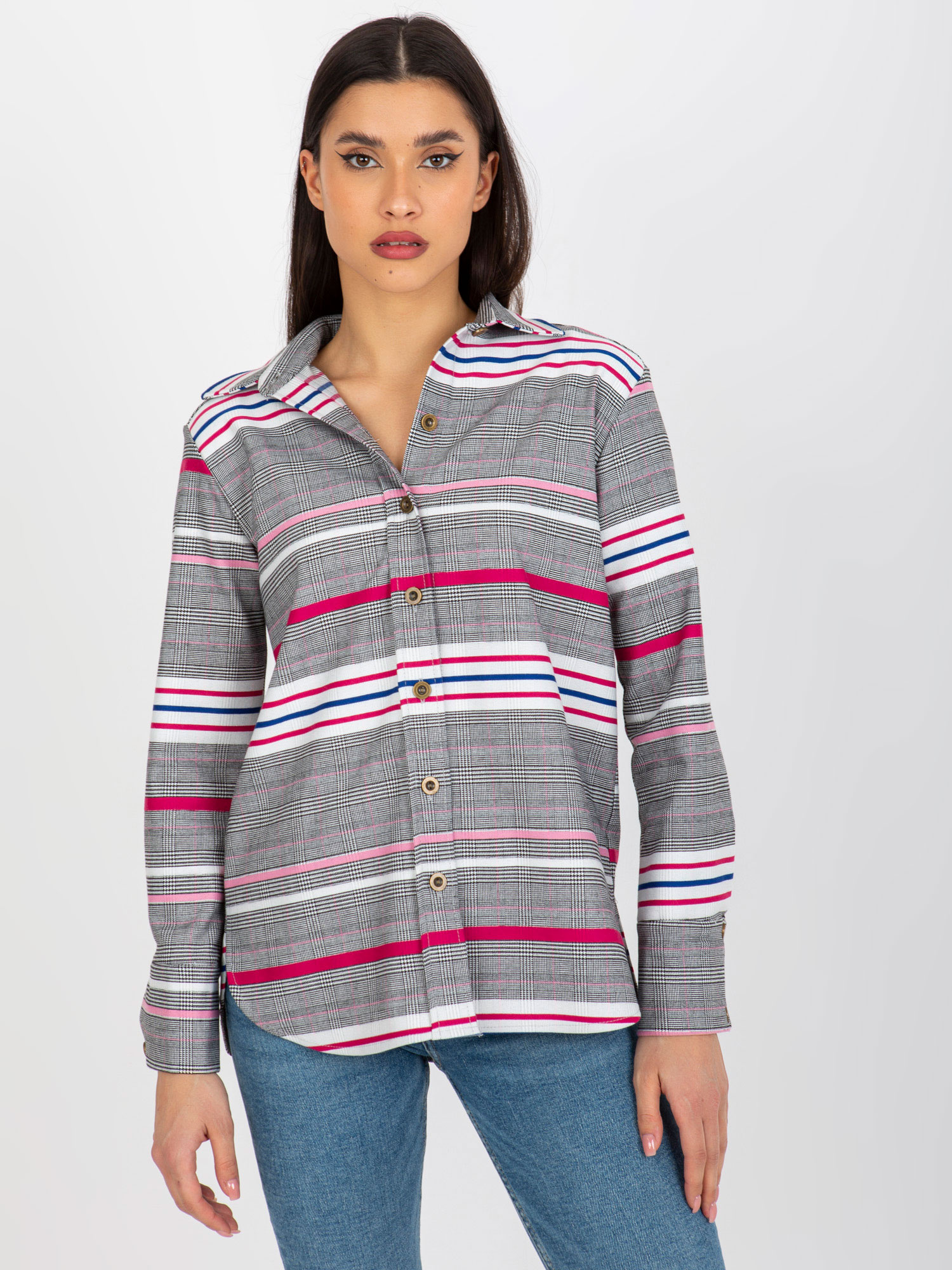 Didmeninė prekyba balta-rožinė moteriška marškiniai su juostelėmis ir langu.