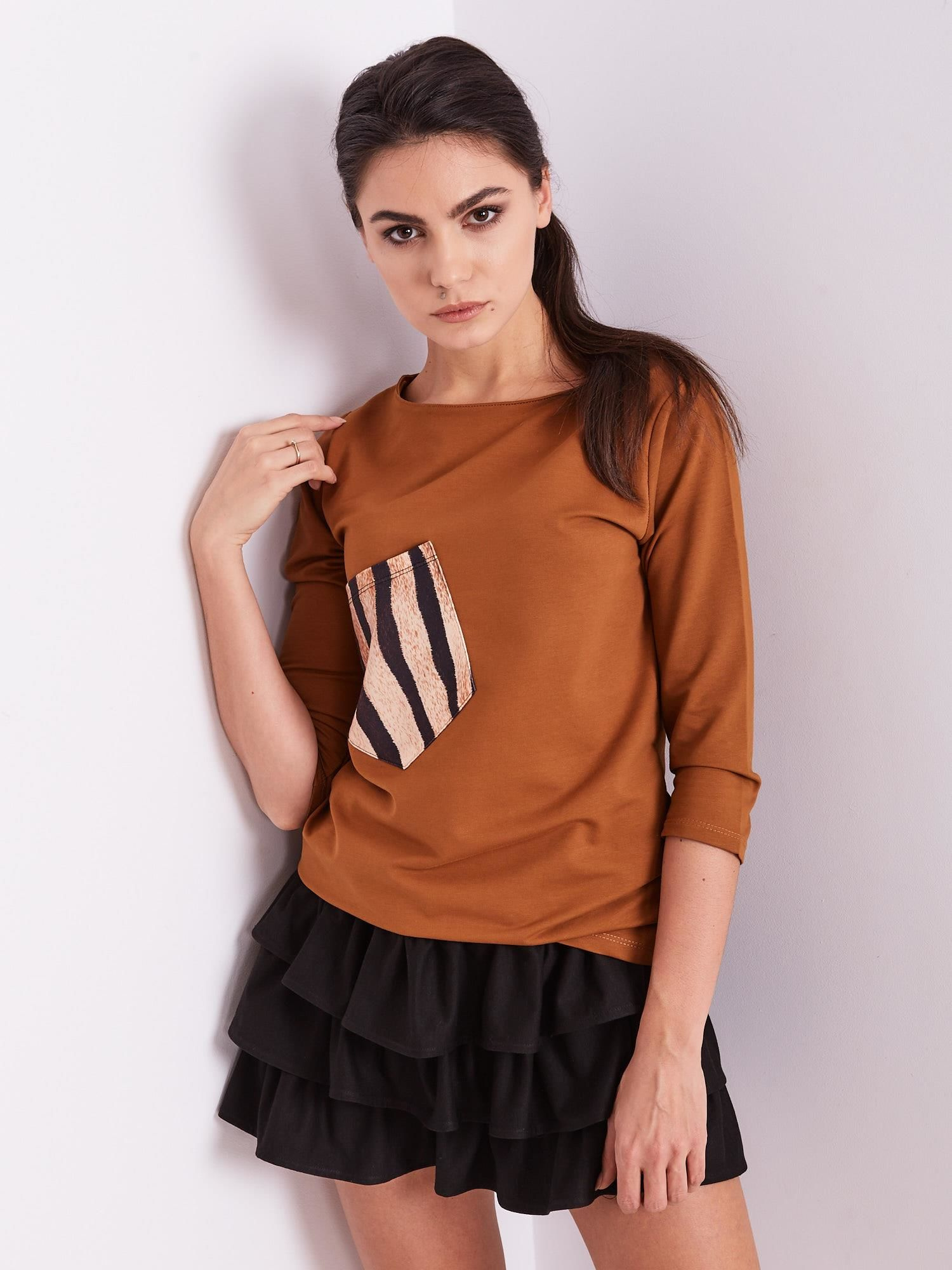 Braune Damenbluse mit Tasche.