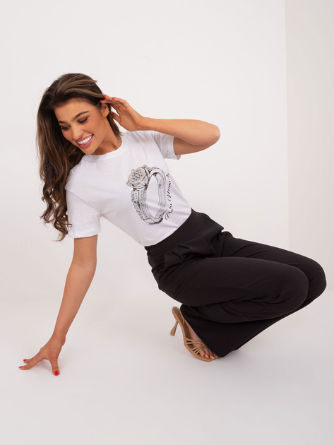 Hurtownia Biały t-shirt z aplikacjami i nadrukiem