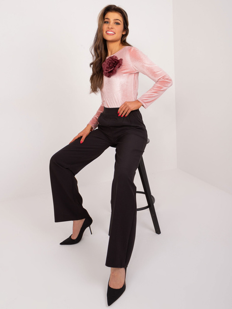 Hurt Jasnoróżowe aksamitne body z kwiatem