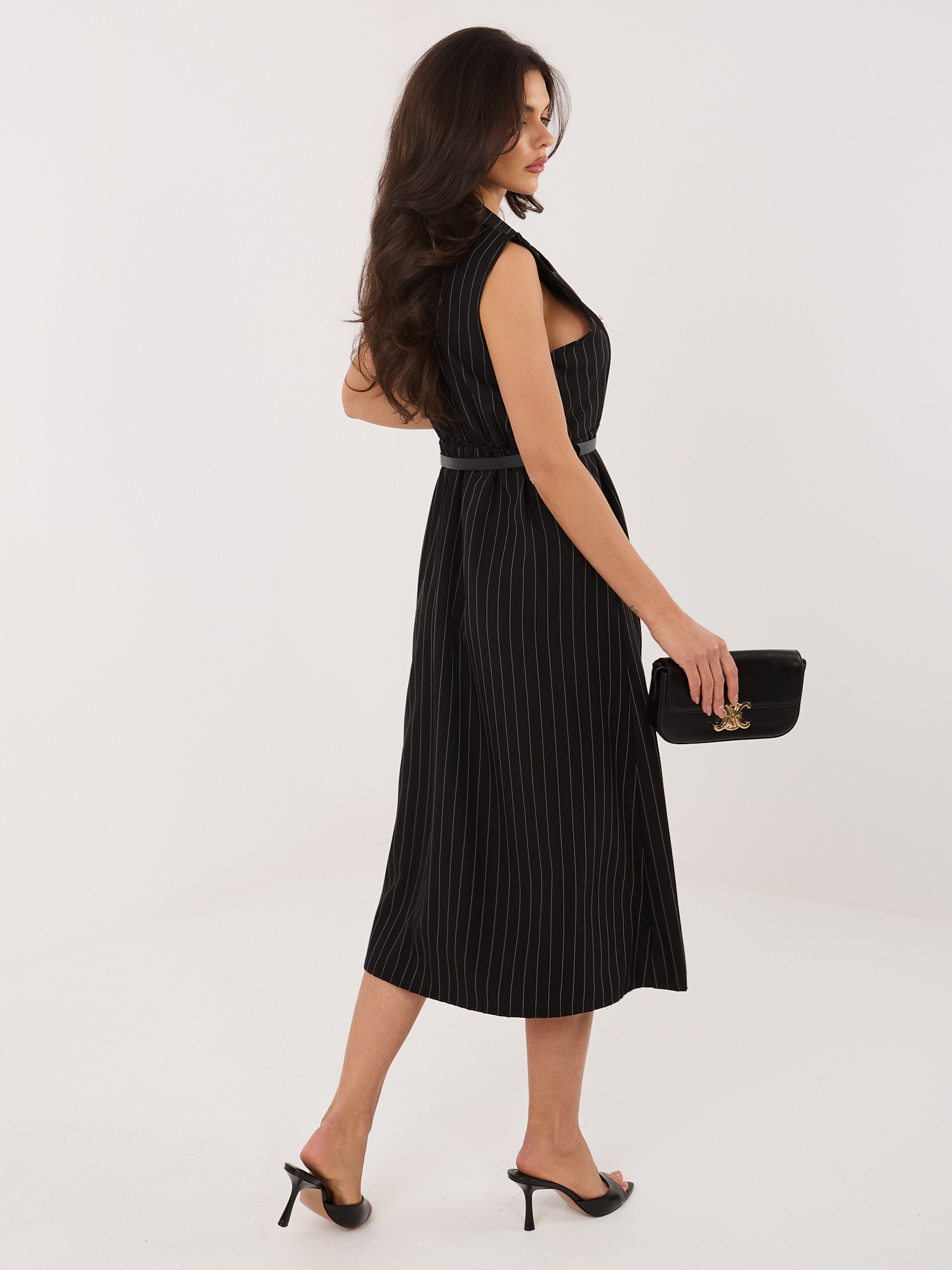 Czarna elegancka sukienka z kołnierzem