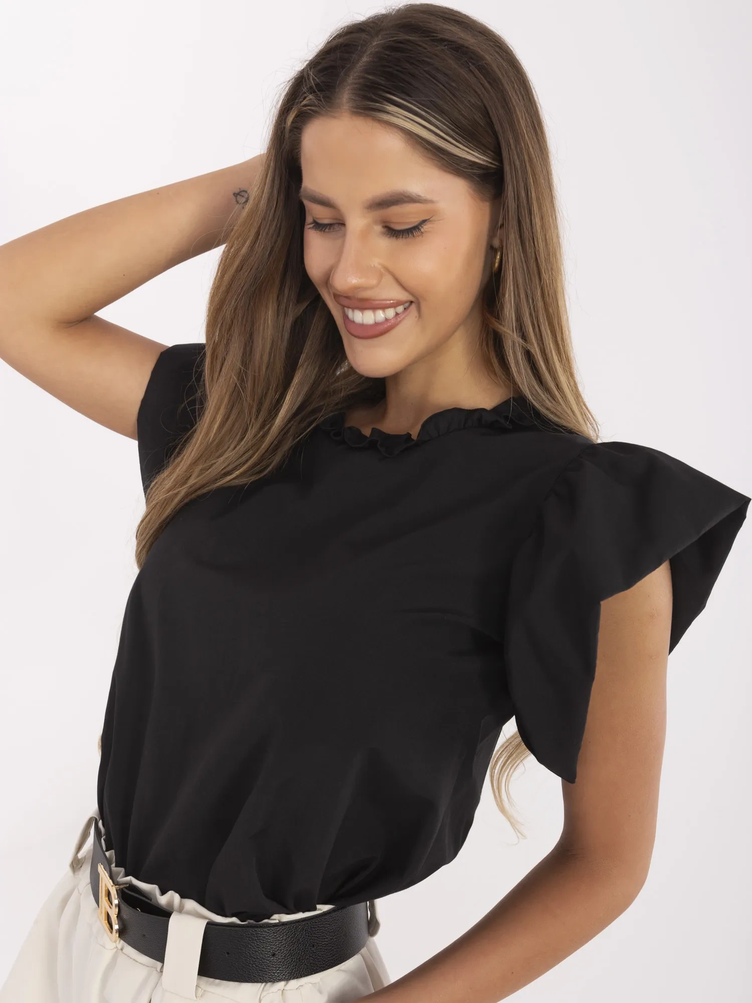 Schwarze Bluse mit Rüschen.