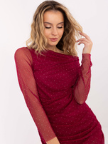 Burgundowa koktajlowa sukienka z lejącym dekoltem