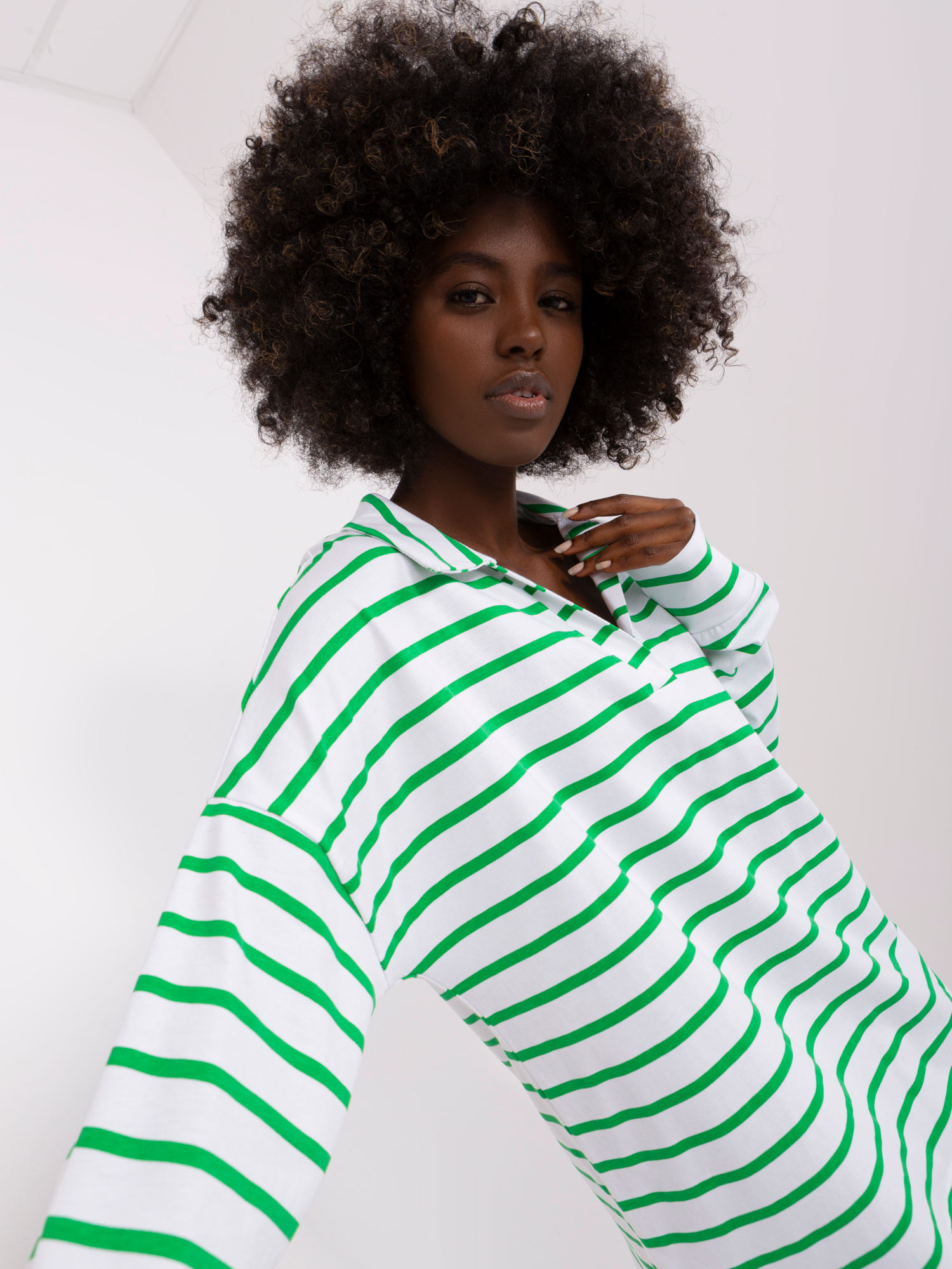 Hurt Biało-zielona bluzka oversize z rozcięciami  