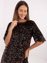 Braunes Samtkleid mit Pailletten.
