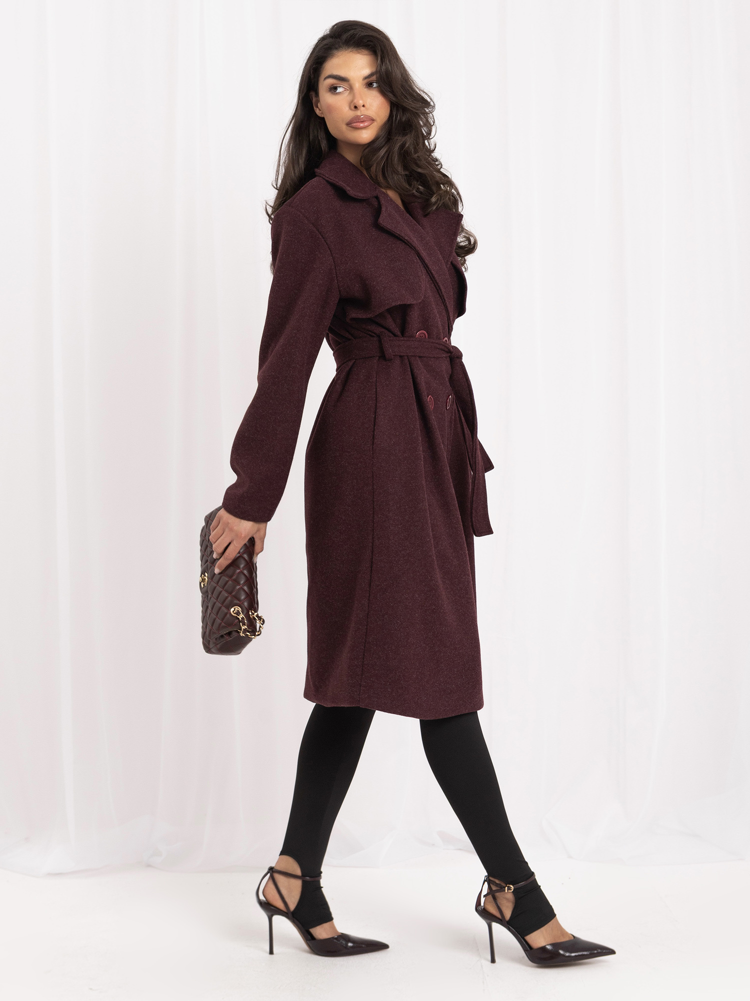 Burgunderfarbener langer Trenchcoat.