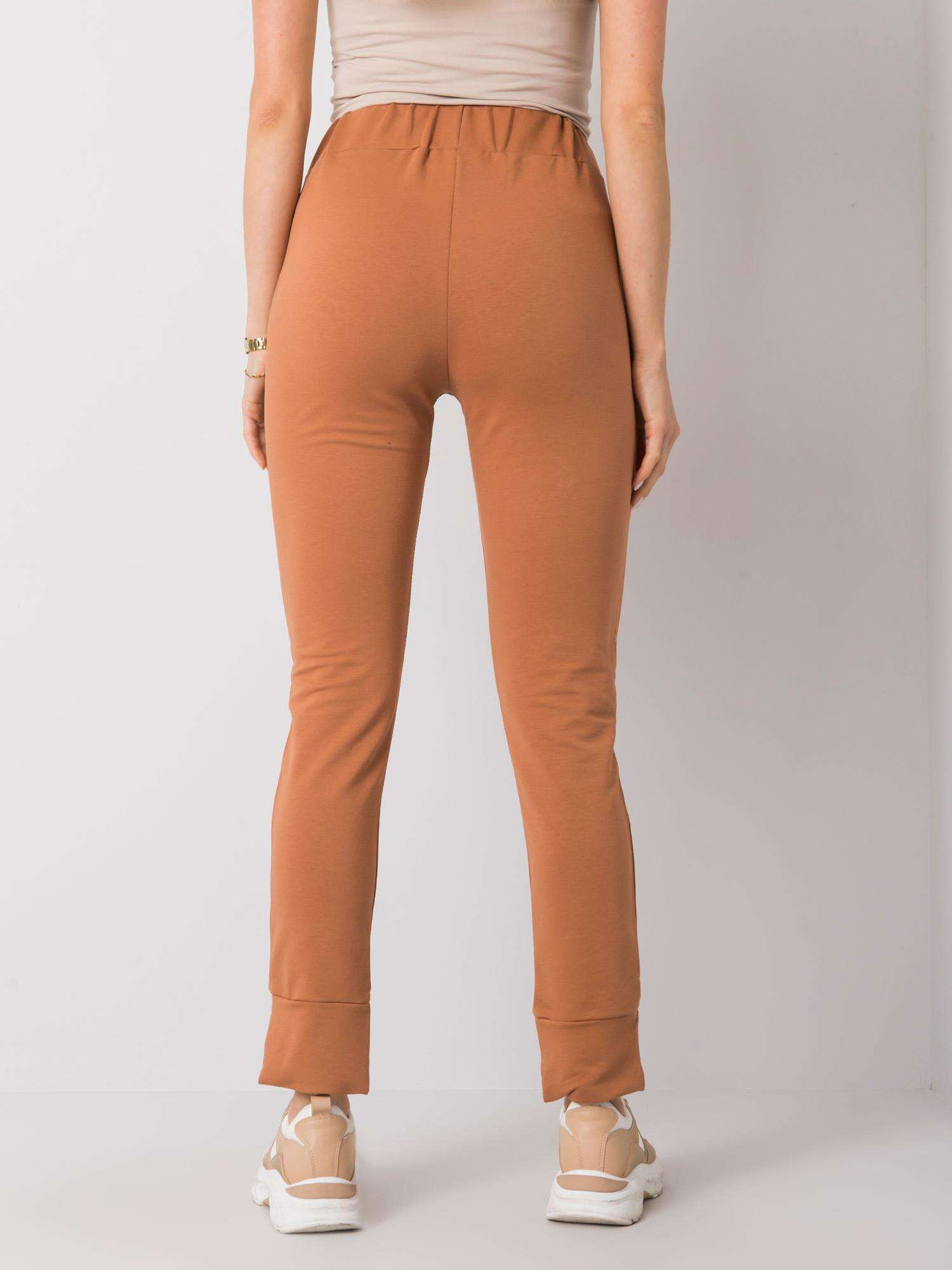 Jasnobrązowe spodnie dresowe z haftem Karen