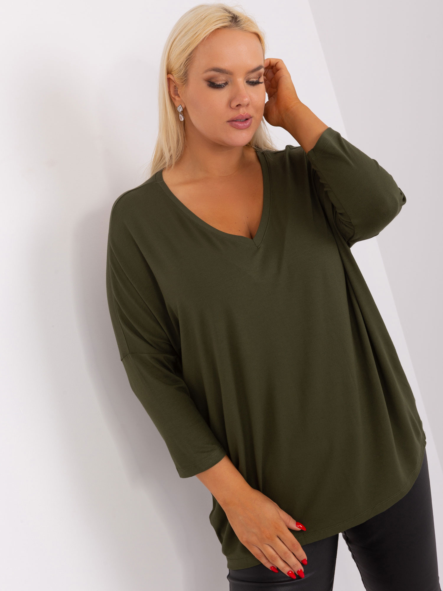 Hurt Khaki bluzė plus size bazinė su V formos iškirpte.