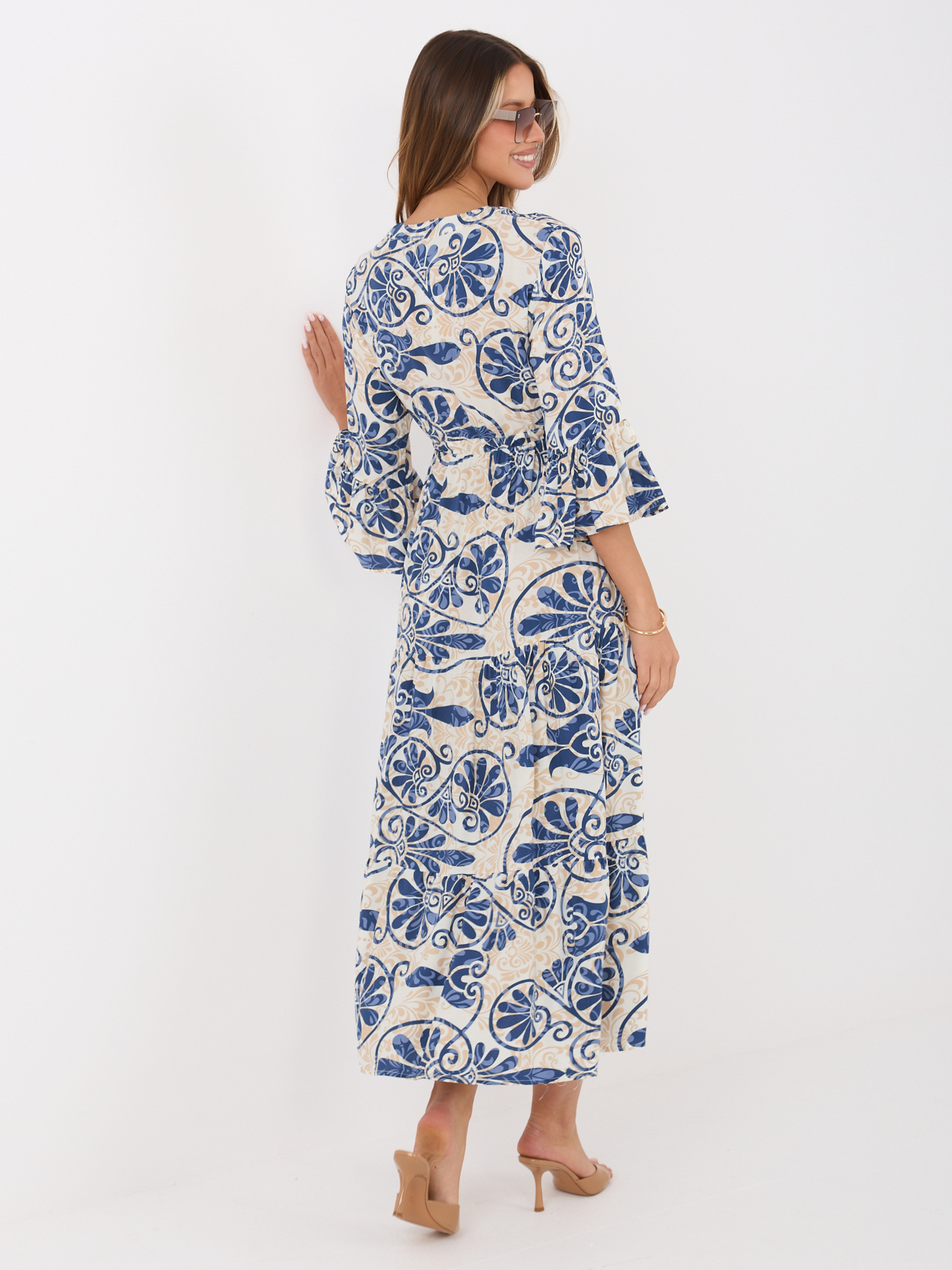 Niebieska rozkloszowana sukienka na lato