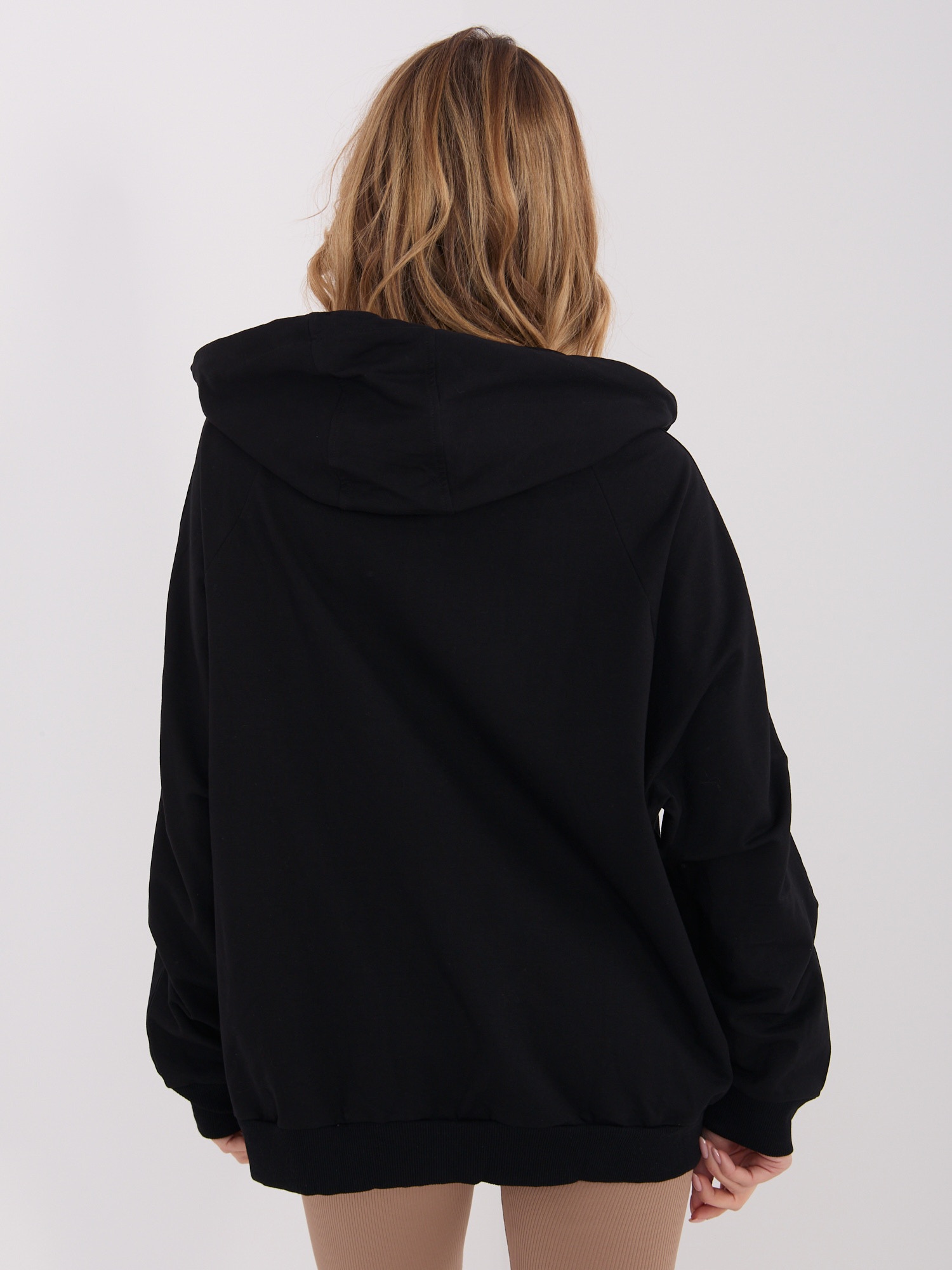 Schwarze kapuzenpullover mit Reißverschluss in Übergröße.