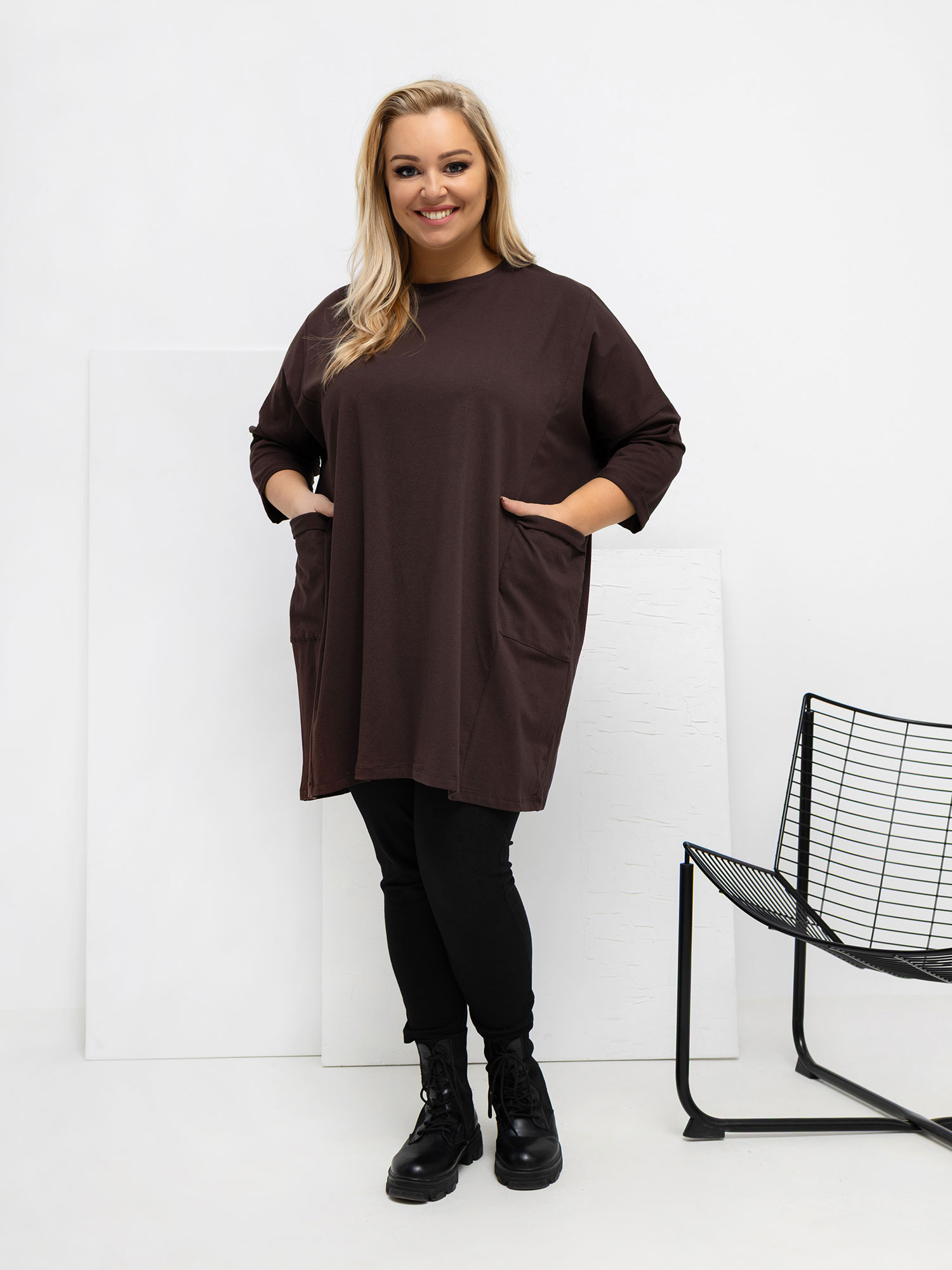 Čokoládová dlouhá blůza plus size z bavlny.