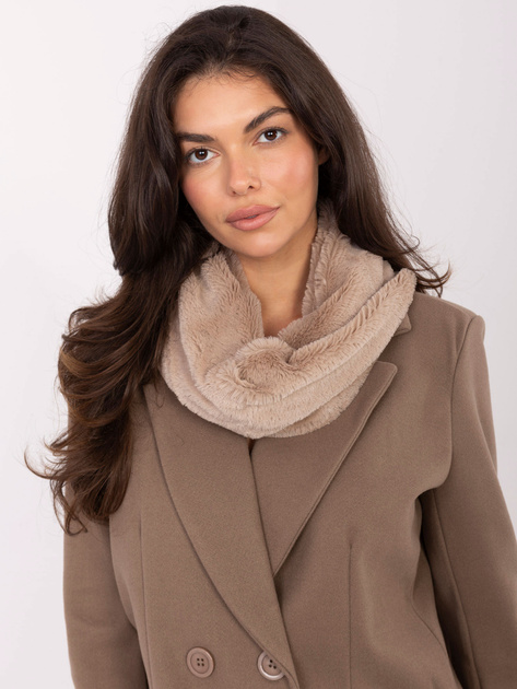 Ciemnobeżowy przyjemny w dotyku komin