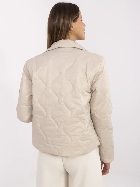 Hurtownia Beżowa pikowana kurtka z zapięciem na guziki