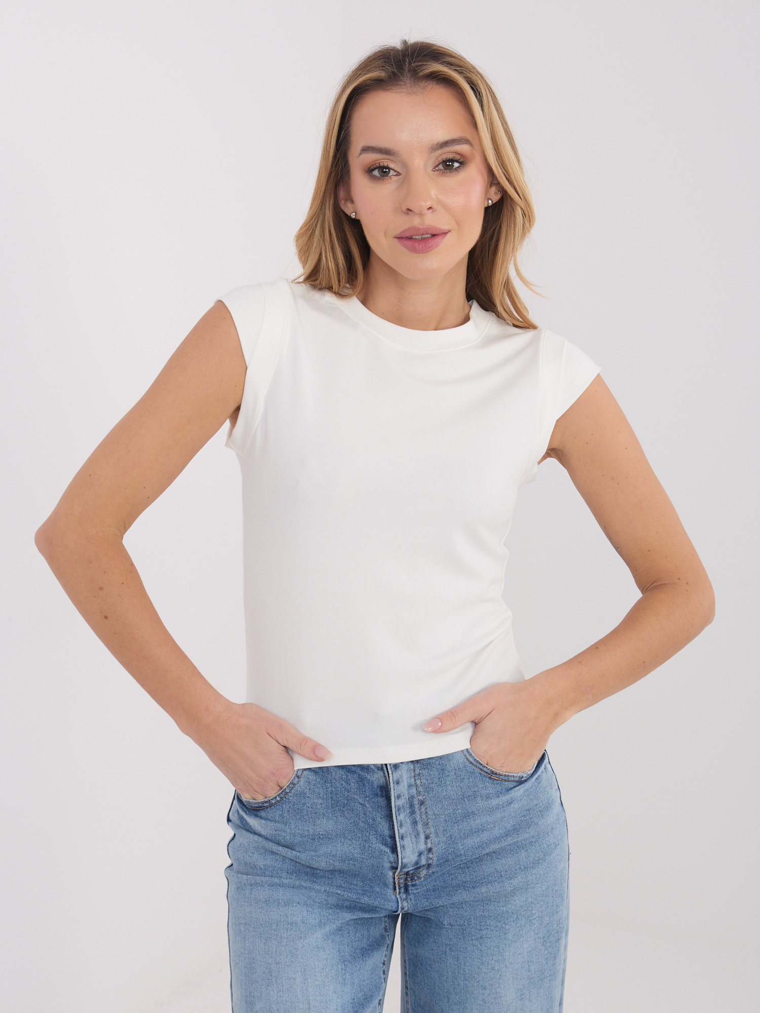 Ecru damski top basic z domieszką wiskozy 