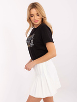 Hurtownia Czarny damski t-shirt z aplikacją z dżetów