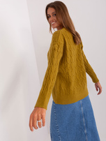 Hurtownia Oliwkowy klasyczny sweter z warkoczami