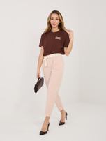 Jasnoróżowe sztruksowe spodnie cygaretki z paskiem