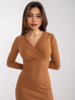 Jasnobrązowa kopertowa sukienka w prążki Usti