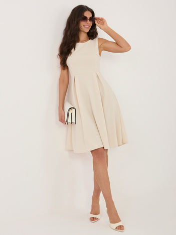 Jasnobeżowa rozkloszowana sukienka do kolana
