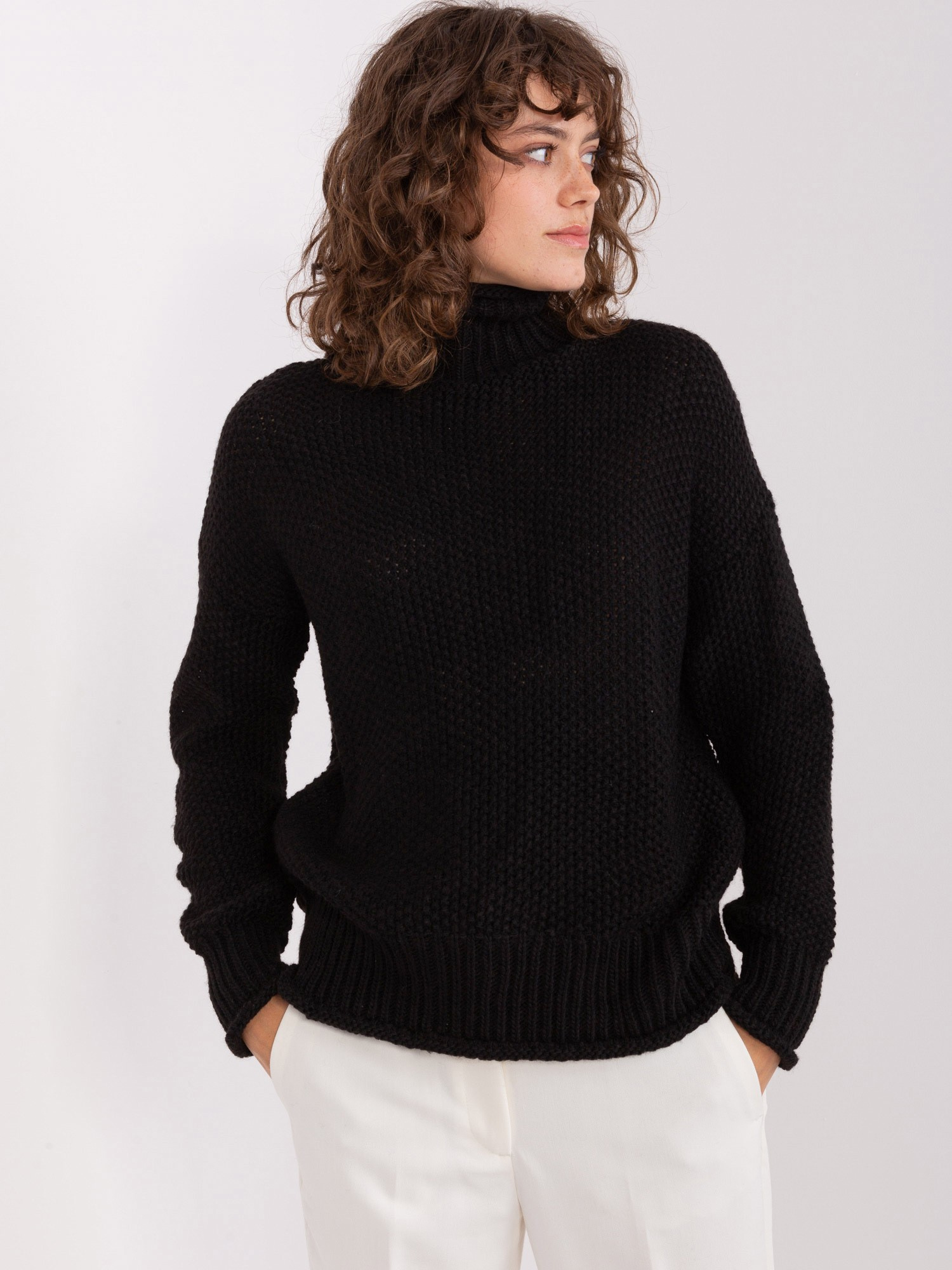Hurtownia Czarny sweter z golfem o kroju oversize