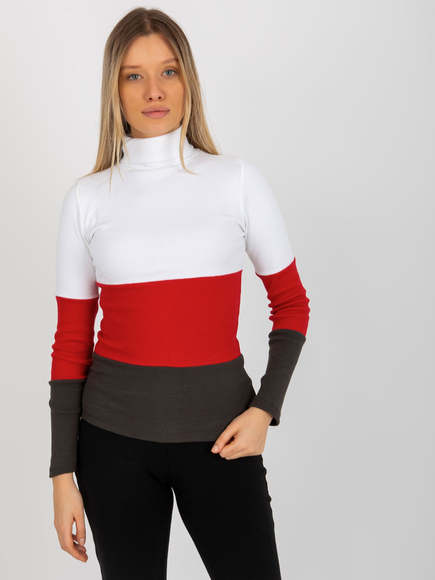 Ecru-khaki dopasowana bluzka basic z golfem w prążek